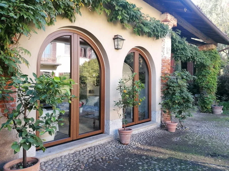 serramenti casa-bianca-con-edera-verde